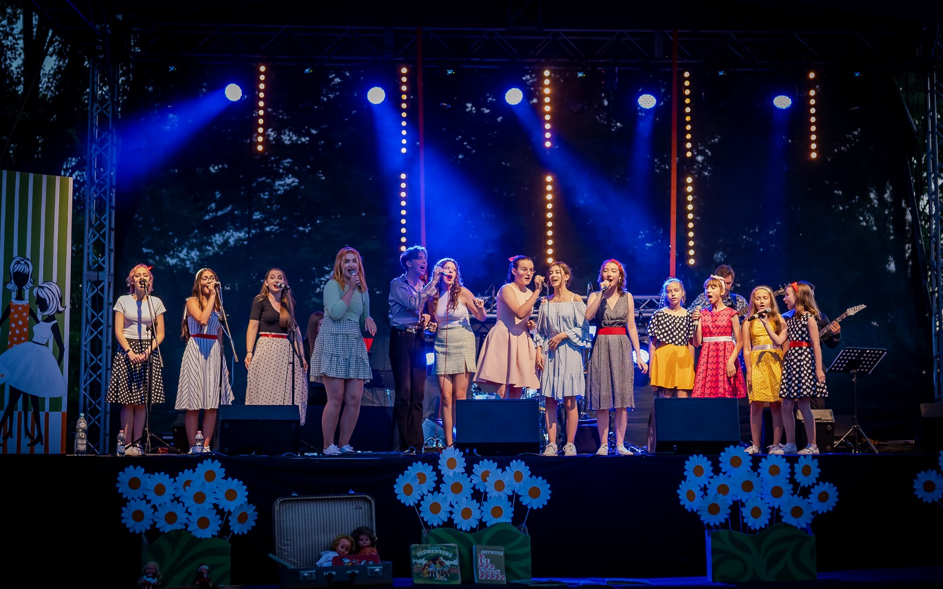 Koncert MDK- dwanaście osób na scenie