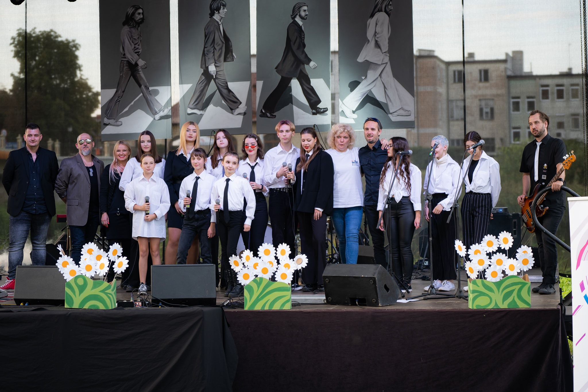 17 osób na scenie-zakończenie lata